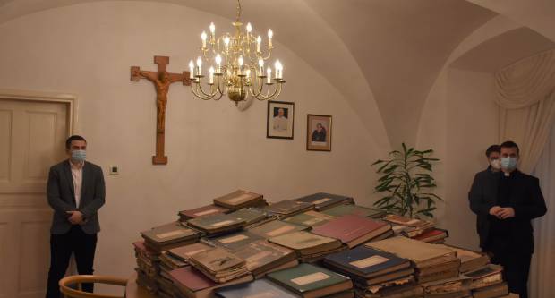 Požeškoj biskupiji vraćene matične knjige oduzete u vrijeme komunističke vladavine Požeškoj biskupiji vraćene matične knjige oduzete u vrijeme komunističke vladavine