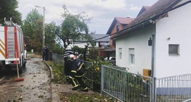 Olujno nevrijeme poharalo cijelu Požeštinu, poljoprivrednici zbrajaju štetu Olujno nevrijeme poharalo cijelu Požeštinu, poljoprivrednici zbrajaju štetu