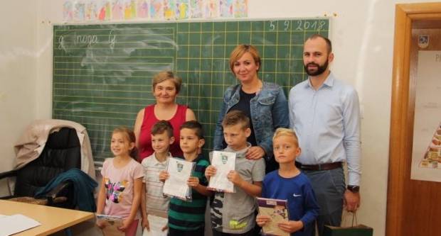 Gradonačelnica Antonija Jozić obišla prvašiće povodom nove školske godine Gradonačelnica Antonija Jozić obišla prvašiće povodom nove školske godine