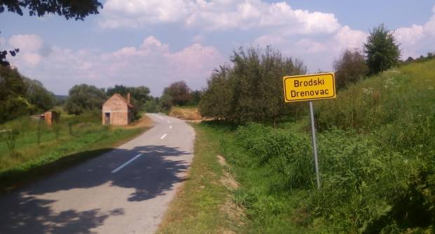 Cesta između Bečica i Brodskog Drenovca zahtjeva hitno proširenje Cesta između Bečica i Brodskog Drenovca zahtjeva hitno proširenje