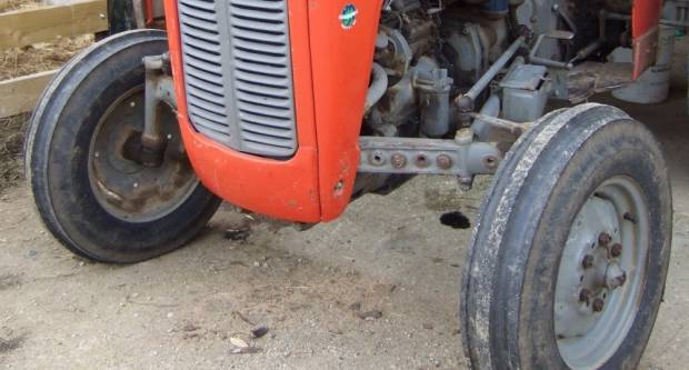 ʺPoduzetniʺ mladići klepili traktor 63-godišnjaku ʺPoduzetniʺ mladići klepili traktor 63-godišnjaku