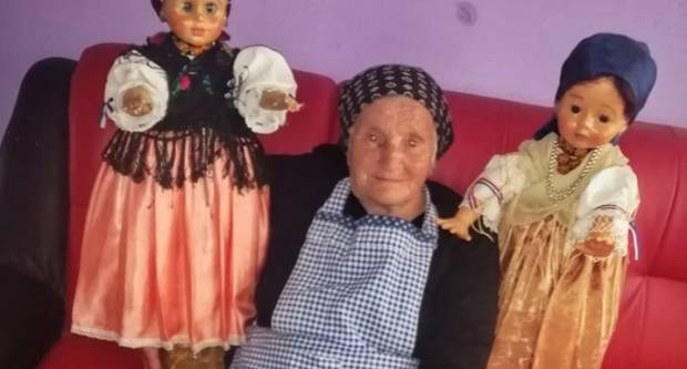 Bartolović Barbara svoju ljubav prema narodnoj nošnji prenijela je na lutke Bartolović Barbara svoju ljubav prema narodnoj nošnji prenijela je na lutke