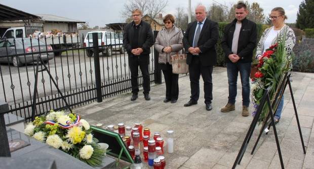 Uoči blagdana Svih svetih položeni vijenci i zapaljene svijeće poginulim braniteljima Uoči blagdana Svih svetih položeni vijenci i zapaljene svijeće poginulim braniteljima