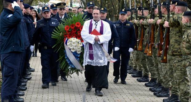 Uz blagdan Svih svetih položeni vijenci i zapaljene svijeće Uz blagdan Svih svetih položeni vijenci i zapaljene svijeće