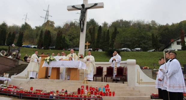 Biskup Škvorčević na groblju sv. Ilije predvodio misu povodom Svih svetih Biskup Škvorčević na groblju sv. Ilije predvodio misu povodom Svih svetih