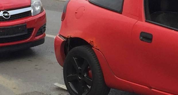 Netko je jučer udario parkirani automobil u Osječkoj ulici i pobjegao Netko je jučer udario parkirani automobil u Osječkoj ulici i pobjegao
