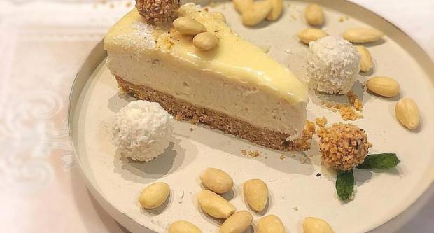 Cheesecake s kokosom koji neodoljivo podsjeća na omiljeni slatkiš Cheesecake s kokosom koji neodoljivo podsjeća na omiljeni slatkiš