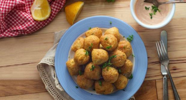 Gotovo za 10 minuta: Recept za sočne kukuruzne uštipke sa sirom Gotovo za 10 minuta: Recept za sočne kukuruzne uštipke sa sirom