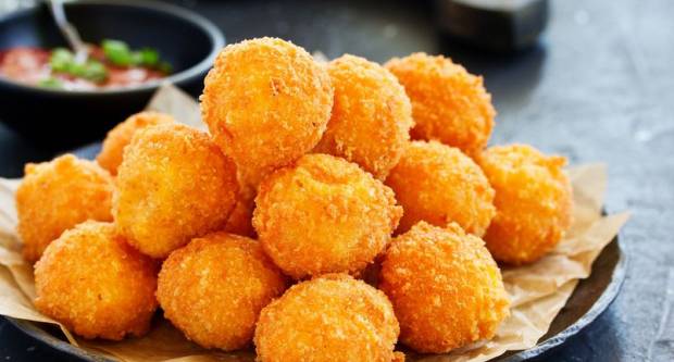 Tko je za drugačiji pohani sir? Recept za hrskave i sočne loptice mozzarelle Tko je za drugačiji pohani sir? Recept za hrskave i sočne loptice mozzarelle