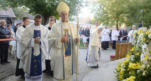 Apostolski nuncij mons. Lingua predvodio hodočasničko misno slavlje u Župi Gospe Brze Pomoći Apostolski nuncij mons. Lingua predvodio hodočasničko misno slavlje u Župi Gospe Brze Pomoći