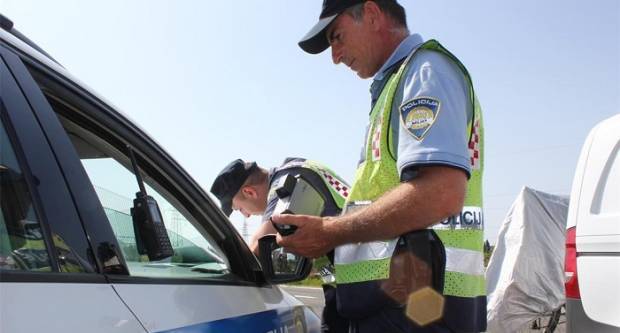 Pokušao pobjeći policiji, pogledajte što se desilo Pokušao pobjeći policiji, pogledajte što se desilo