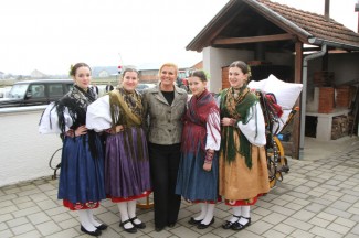 Grabar Kitarović posjetila stočarsko imanje u Poloju Grabar Kitarović posjetila stočarsko imanje u Poloju
