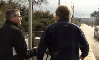 Novinar pratio odvjetnika pa se zabio glavom u stup (video) Novinar pratio odvjetnika pa se zabio glavom u stup (video)