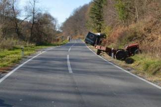 Izbjegnuta tragedija: Polukružno okretao traktor pa ga udario šleper (FOTO) Izbjegnuta tragedija: Polukružno okretao traktor pa ga udario šleper (FOTO)