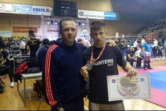 Kickboxer Tomislav Ivčetić osvojio srebrnu medalju u Karlovcu, sudjelovalo 159 klubova iz 21 države Kickboxer Tomislav Ivčetić osvojio srebrnu medalju u Karlovcu, sudjelovalo 159 klubova iz 21 države