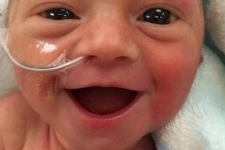 Koji osmijeh! Beba stara samo 5 dana presretna je što je živa Koji osmijeh! Beba stara samo 5 dana presretna je što je živa