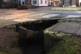 Velika količina vode se izlila po kolniku Velika količina vode se izlila po kolniku