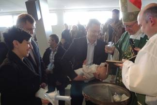 Biskup Škvorčević krstio peto dijete u obitelji Banović Biskup Škvorčević krstio peto dijete u obitelji Banović