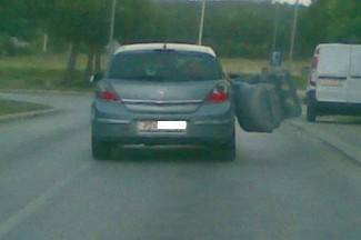 Požežani na moru: Držali madrac uz auto umjesto da ga ispušu Požežani na moru: Držali madrac uz auto umjesto da ga ispušu
