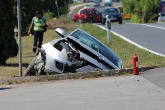U Osječkoj ulici automobilom sletjela majka s dvoje djece U Osječkoj ulici automobilom sletjela majka s dvoje djece
