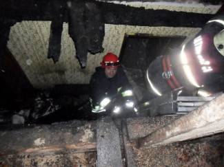Zapalio se dimnjak na kući, vatra zahvatila krovište (foto) Zapalio se dimnjak na kući, vatra zahvatila krovište (foto)