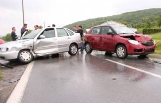 U sudaru dvaju automobila ozlijeđene dvije osobe (foto) U sudaru dvaju automobila ozlijeđene dvije osobe (foto)