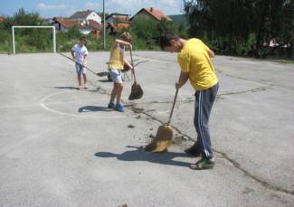 Mladi Prekopakrani sami uređuju igralište; odrasli, priključite se! Mladi Prekopakrani sami uređuju igralište; odrasli, priključite se!