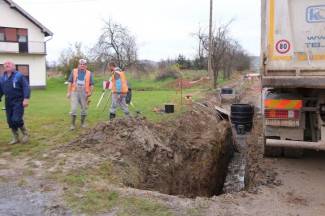 Oštećen vodovod: Dio Pleternice, Resnik, Svilna i Buk ostaju bez vode (foto) Oštećen vodovod: Dio Pleternice, Resnik, Svilna i Buk ostaju bez vode (foto)
