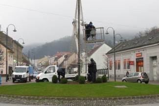 Krenulo blagdansko ukrašavanje centra Požege Krenulo blagdansko ukrašavanje centra Požege