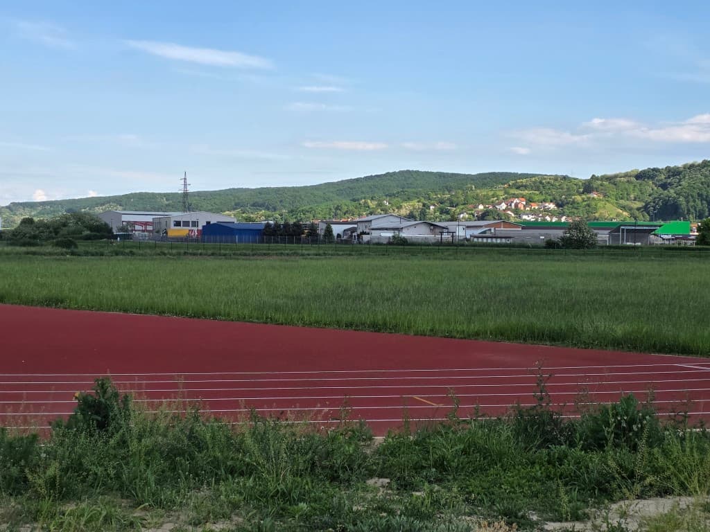 Korov i trava umjesto atletičara: Požeški atletski stadion još nije stavljen u funkciju