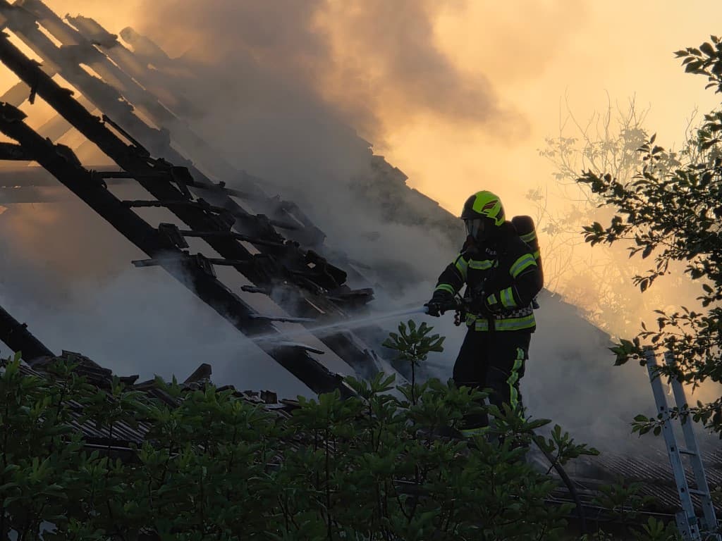 Požar uništio krovište i teško oštetio obiteljsku kuću u Osječkoj ulici