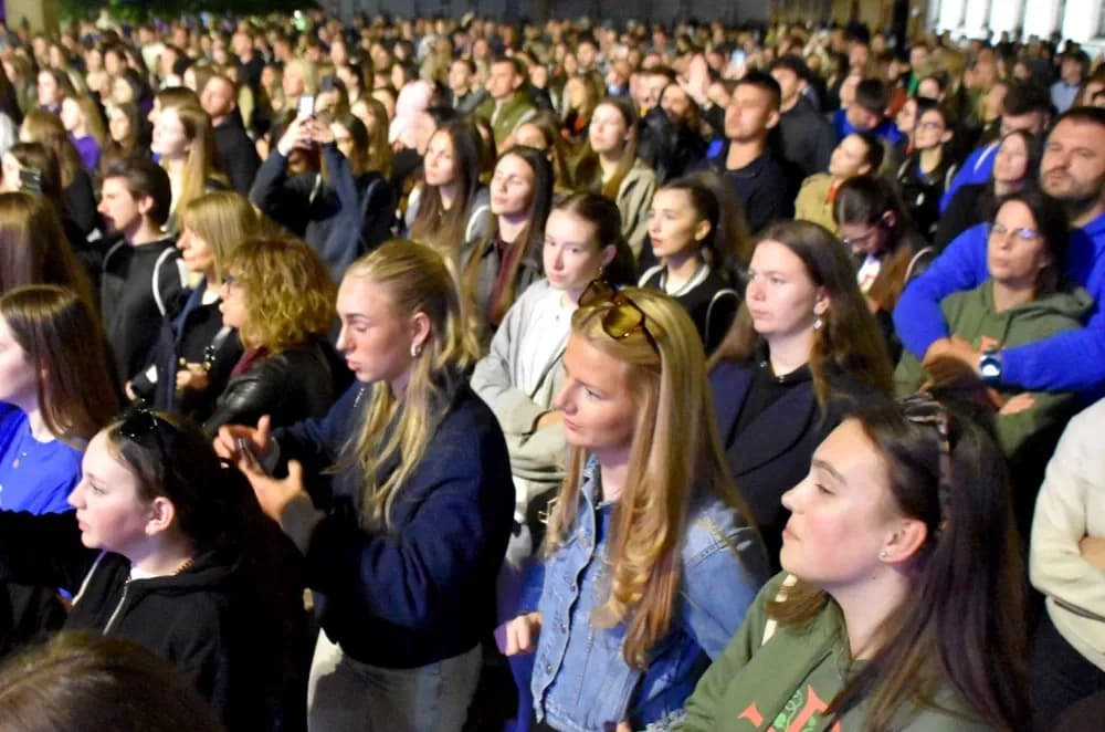 Glazbeni spektakl ispred katedrale: Mladi iz cijele Hrvatske pjevali s poznatim izvođačima