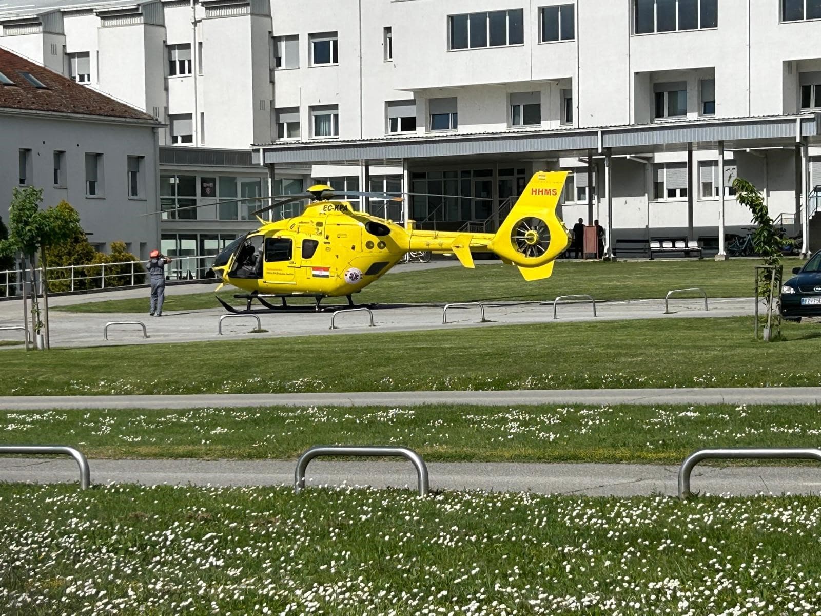 Helikopterski hitni transport nakon teške prometne nesreće kod Požege