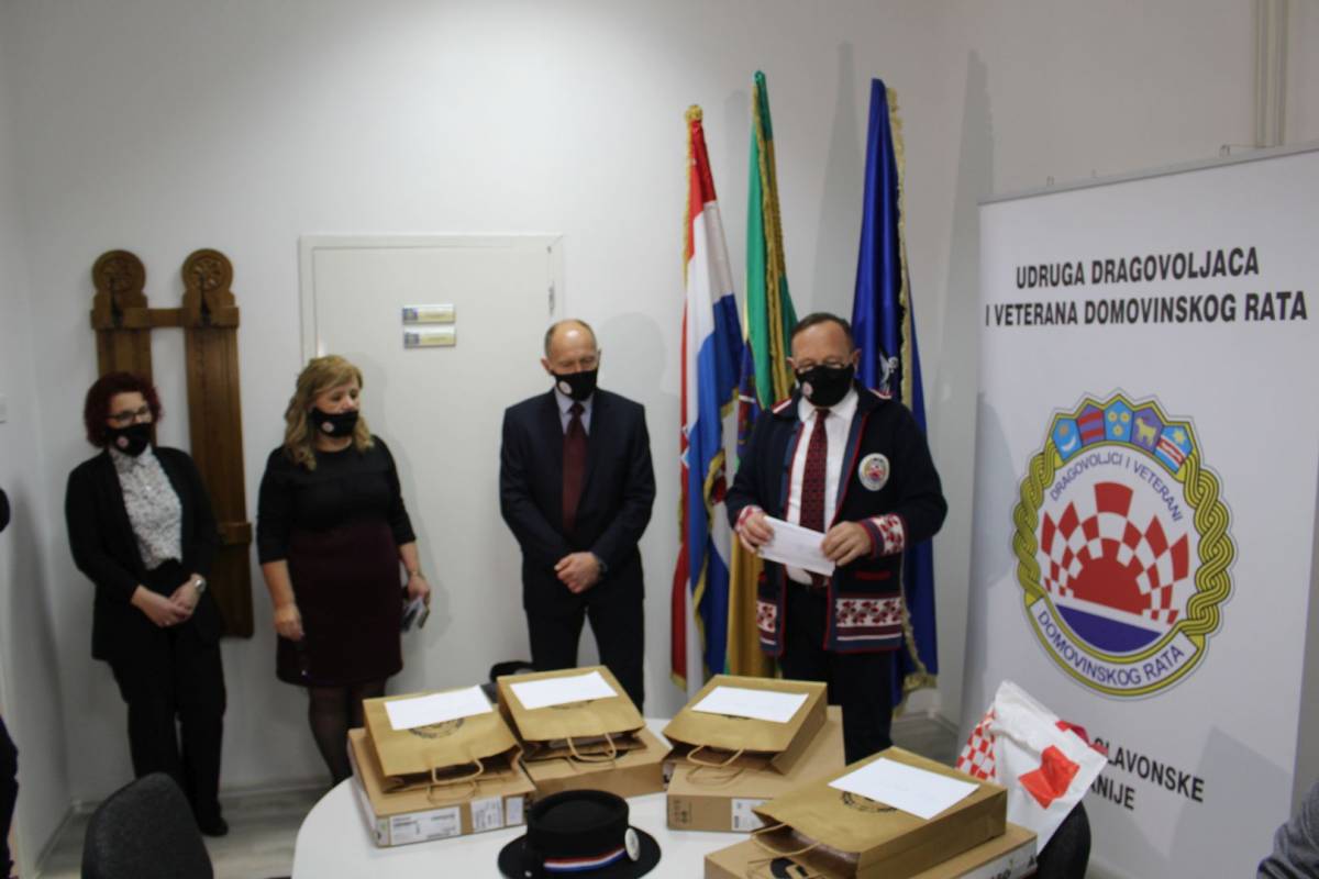 UDVDR: Uručeni laptopi djeci hrvatskih branitelja