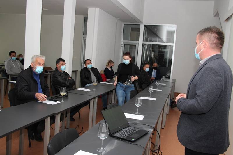 U vinskoj klijeti požeškog Veleučilišta održana radionica ʺDigitalna poljoprivreda u vinogradarstvuʺ