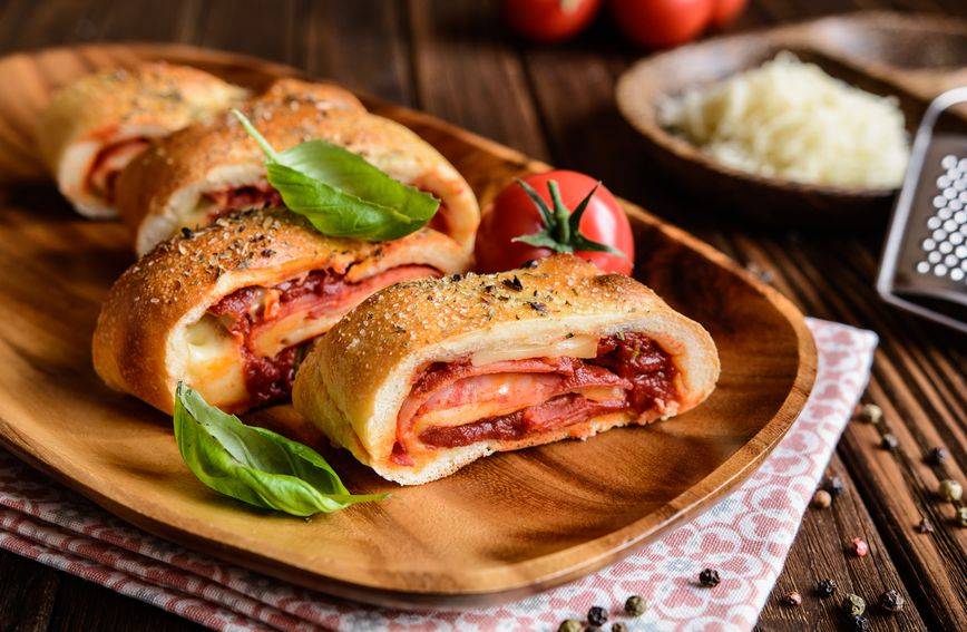 Mljac, probajte ʺstromboliʺ: Recept za rolanu pizzu koja će vas oduševiti