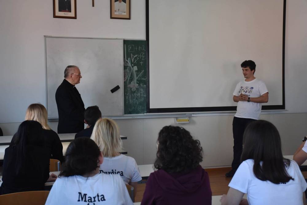 Susret biskupa Škvorčevića s maturantima Katoličke gimnazije u Požegi