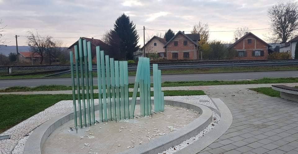 Vandali ne spavaju: Ponovno oštećena fontana staklenog lipicanca