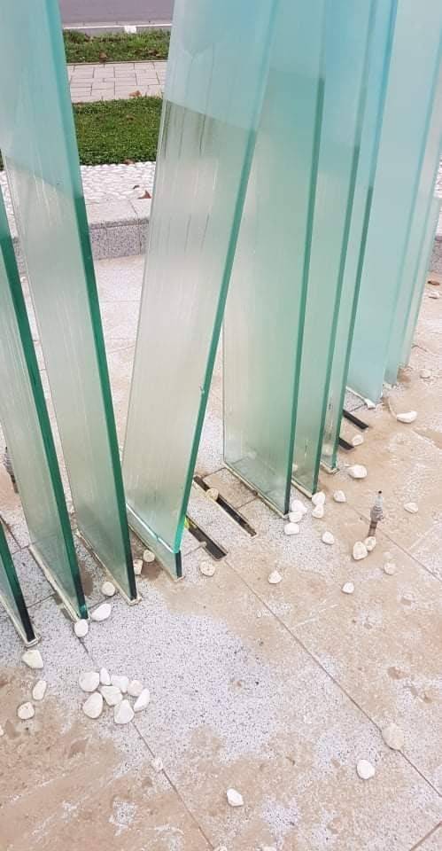 Vandali ne spavaju: Ponovno oštećena fontana staklenog lipicanca