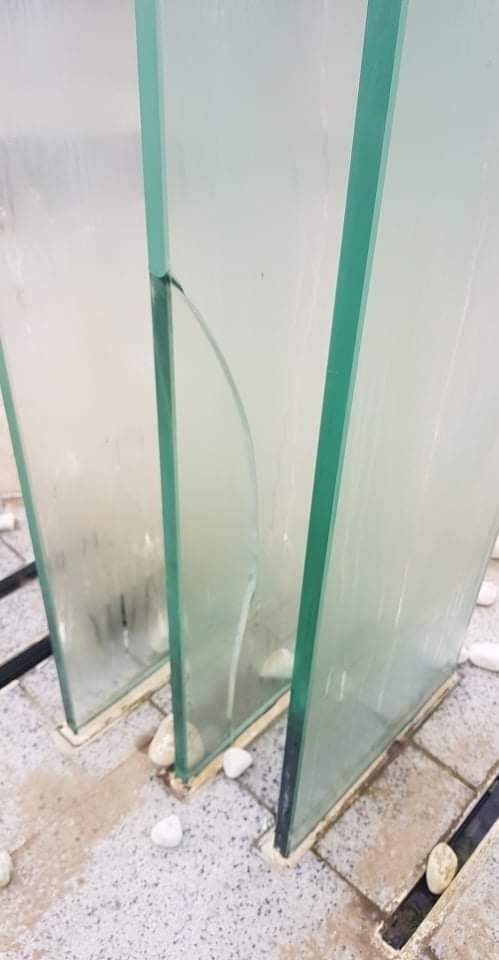 Vandali ne spavaju: Ponovno oštećena fontana staklenog lipicanca