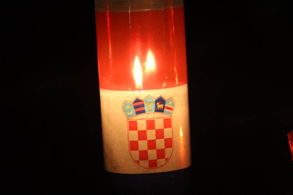 SB Online - foto: Stotine lampiona gori za Vukovar u Slavonskom Brodu