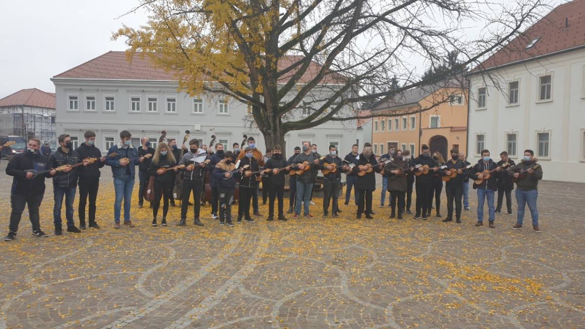 Tamburaši iz Požeštine pjesmom ispratili Kiću Slabinca