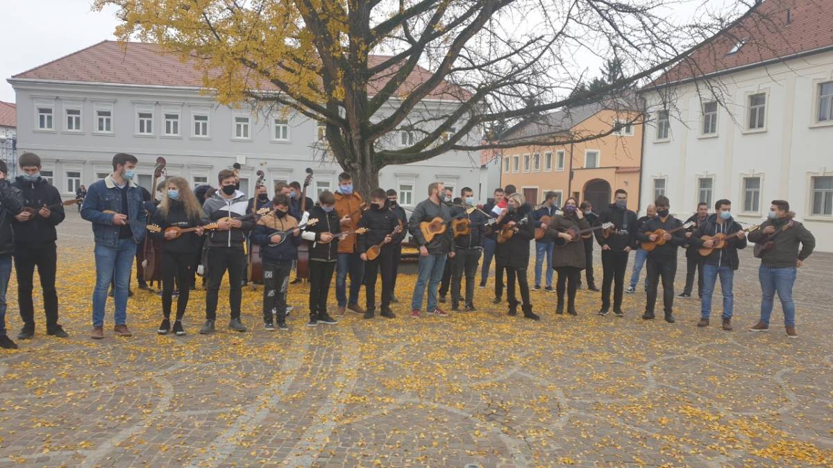 Tamburaši iz Požeštine pjesmom ispratili Kiću Slabinca