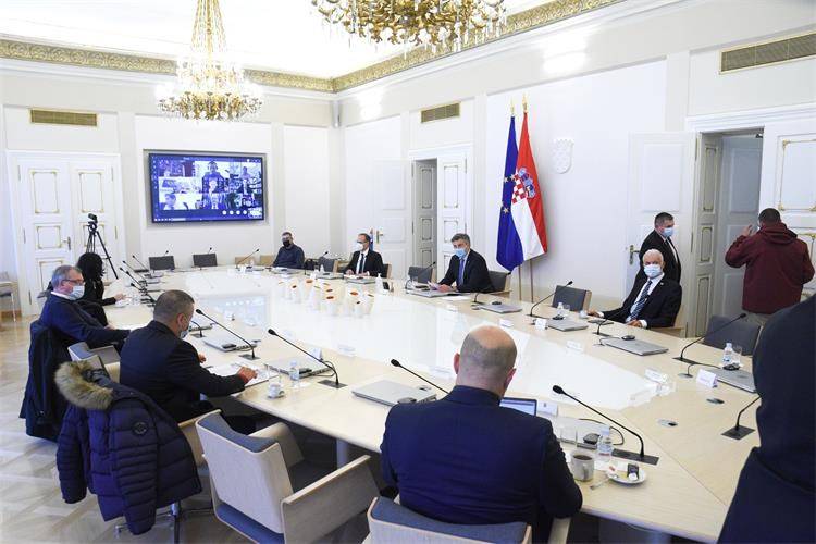 Evo tko odlučuje kad djeca idu na online nastavu