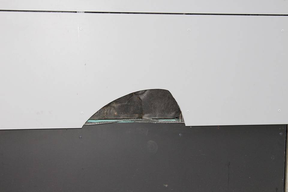 Na obnovljenoj pleterničkoj školi polomljene ploče, jesu li kriva djeca, projektant ili izvođač radova?