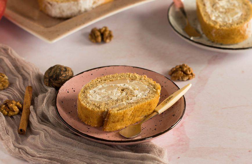 Recept za mirisnu roladu s jabukama koja brzo nestaje s tanjura