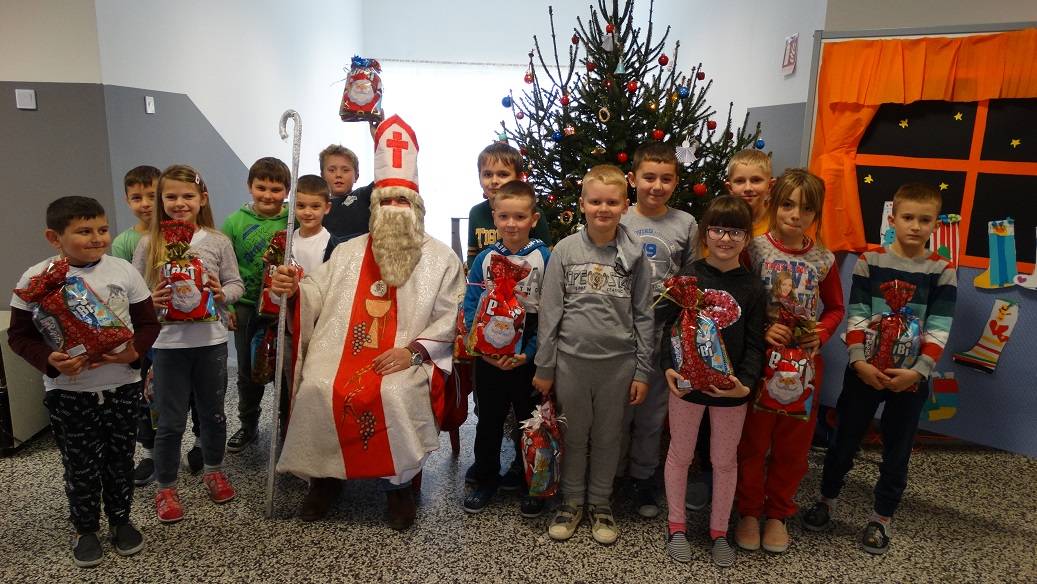 Sv. Nikola jučer je posjetio O.Š. Stjepana Radića u Čaglinu