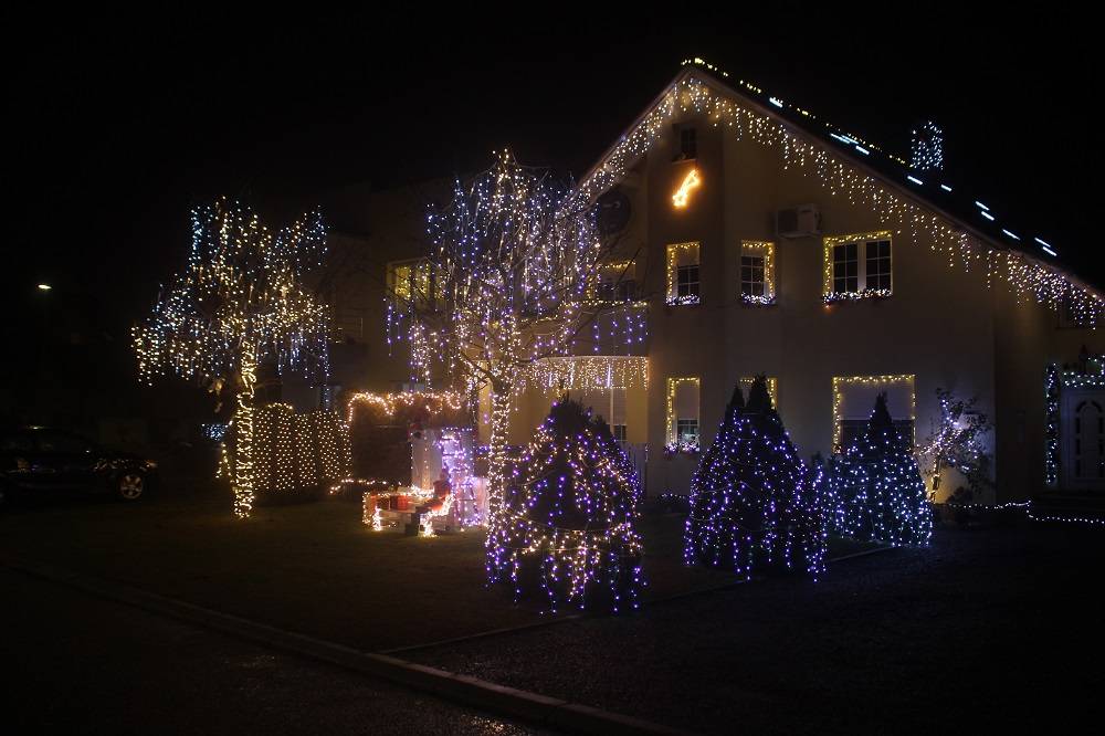 BOŽIĆNA BAJKA U SUSJEDSTVU: Obitelj Marijić stvorila je tradiciju uređenja svoje kuće s velikim brojem lampica