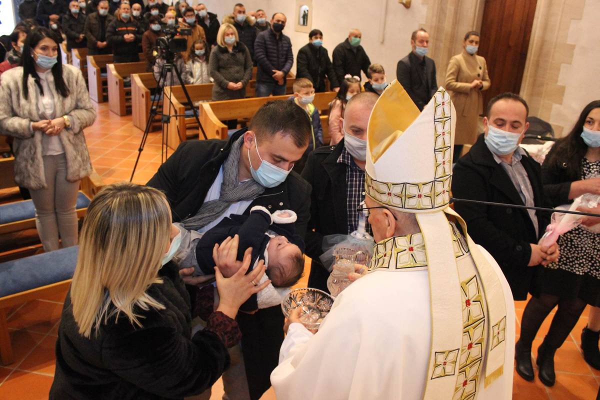 Na blagdan Krštenja Gospodnjeg biskup krstio peto dijete u dvije voćinske obitelji