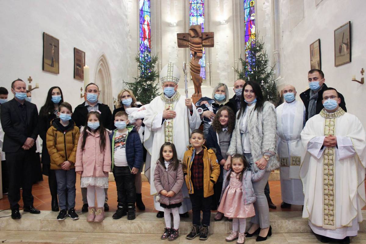 Na blagdan Krštenja Gospodnjeg biskup krstio peto dijete u dvije voćinske obitelji